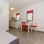 Pharos Apartman *
