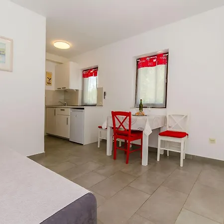Pharos Apartament *